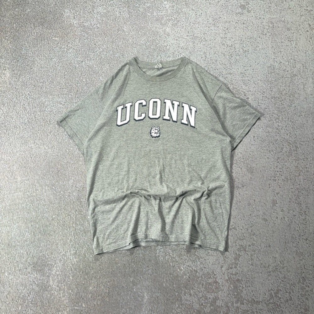 Vintage Y2K Delta Pro Weight uConn graphic tee